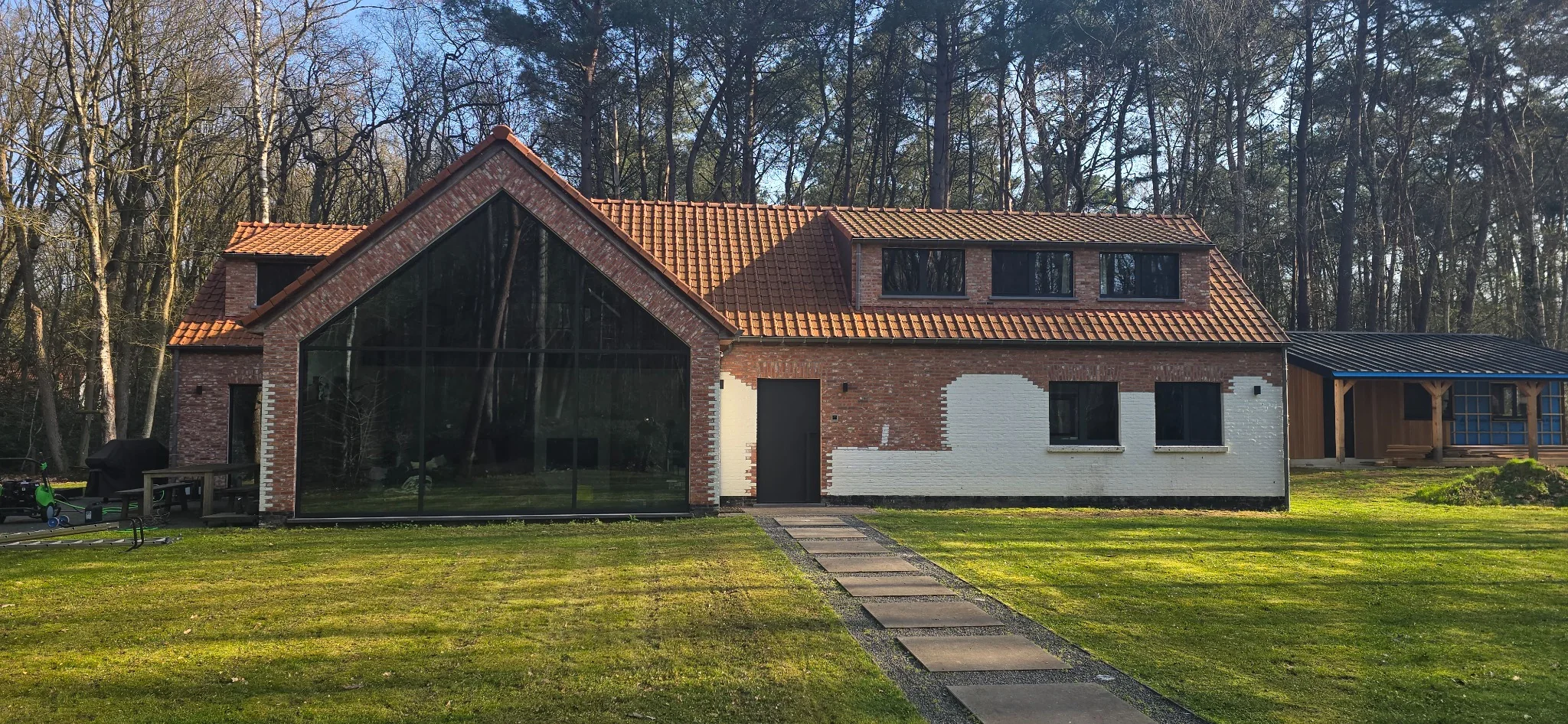 Huis in het bos voor