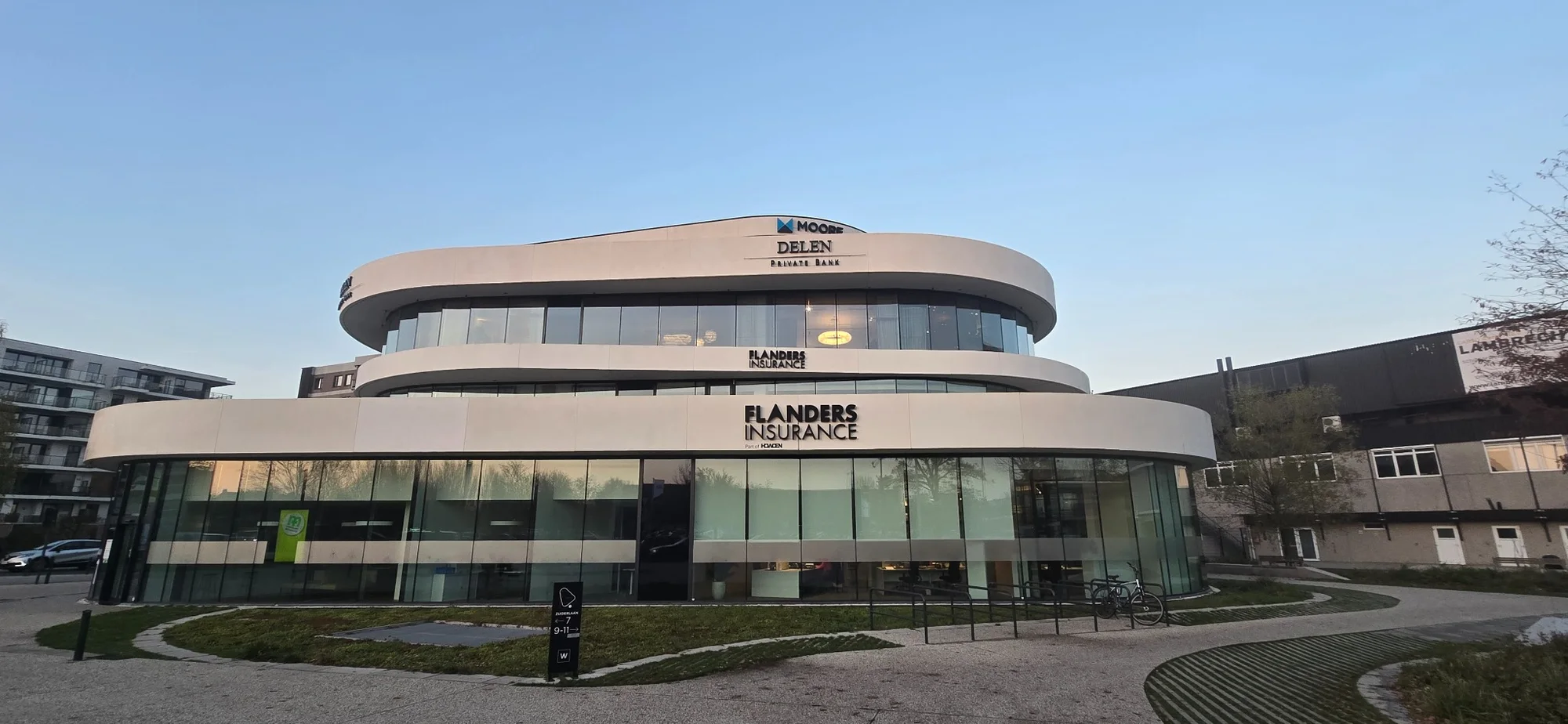 Chemische reiniging van glad beton bij een bedrijfsgebouw